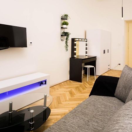 Black & White Apartment Prague By Wenceslas Square And Muzeum Ngoại thất bức ảnh